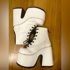 Demonia camel- size 6!